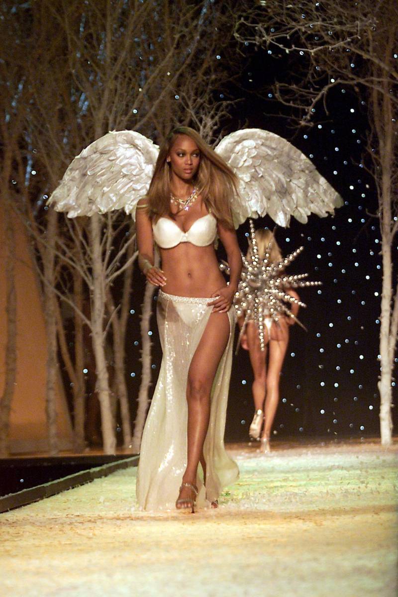 Tyra Banks regresa después de 19 años. Fue una de las pioneras en el show y la primera en llevar las icónicas alas de ángel. Su retorno marca un momento histórico.