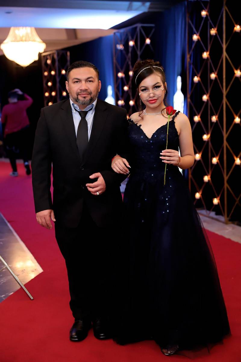 Desfile padres e hijos de la prom 2025 del Instituto San José del Carmen