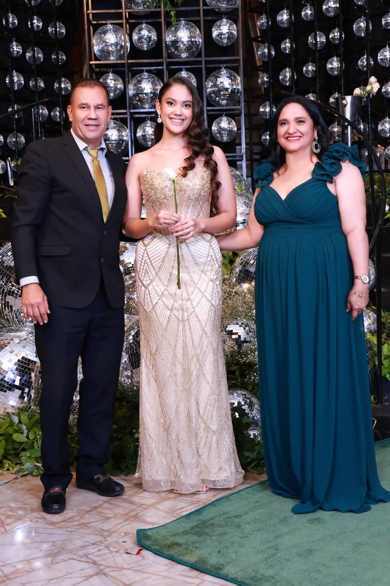 Henry Valladares, Nathalie Valladares y Judith Estrada