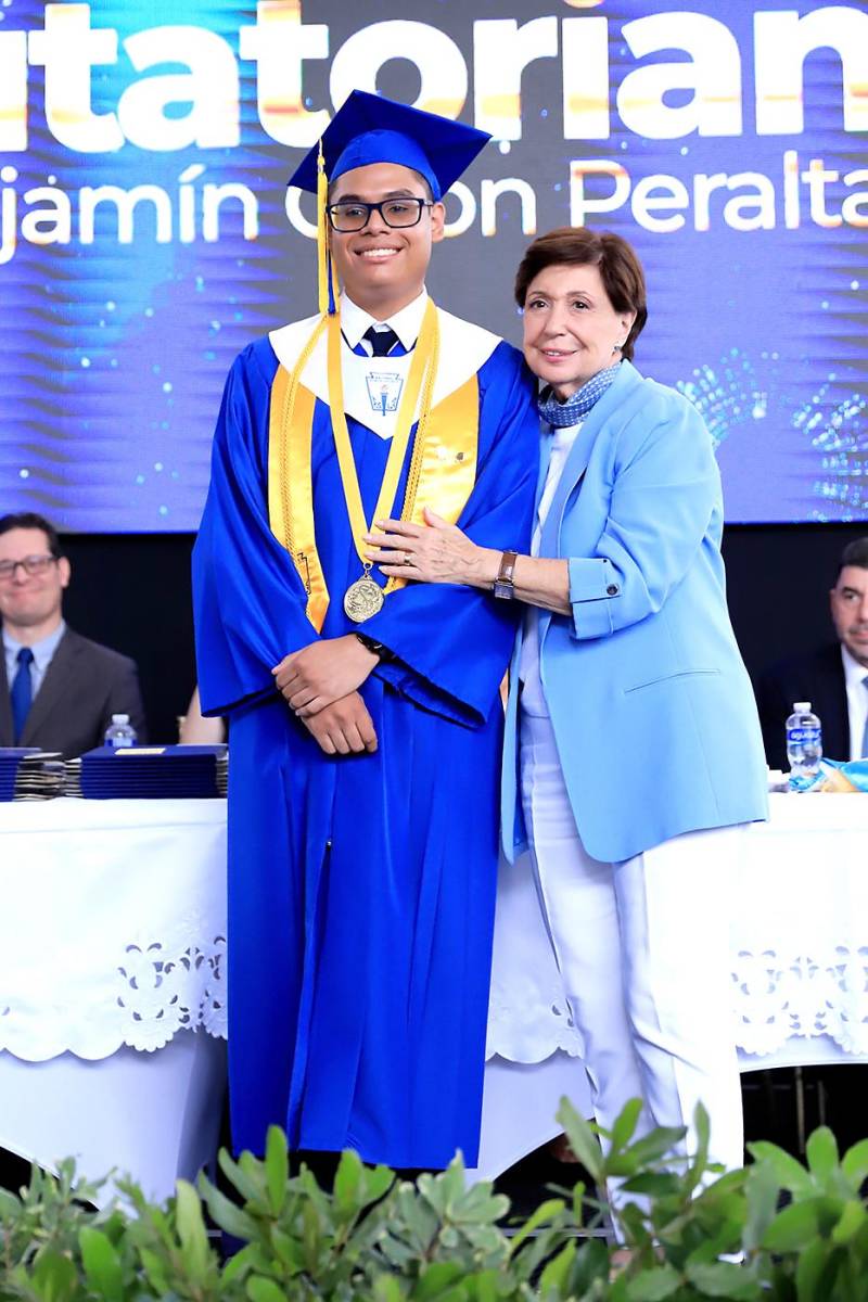 Max Girón Peralta con Ms Mónica Weddle