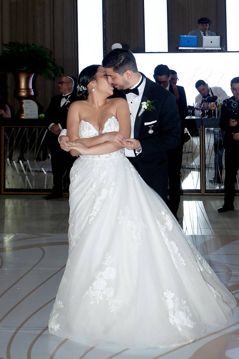 Juan Carlos y Nidia Isabel al momento de bailar su canción preferida, “Caminar de tu mano”.
