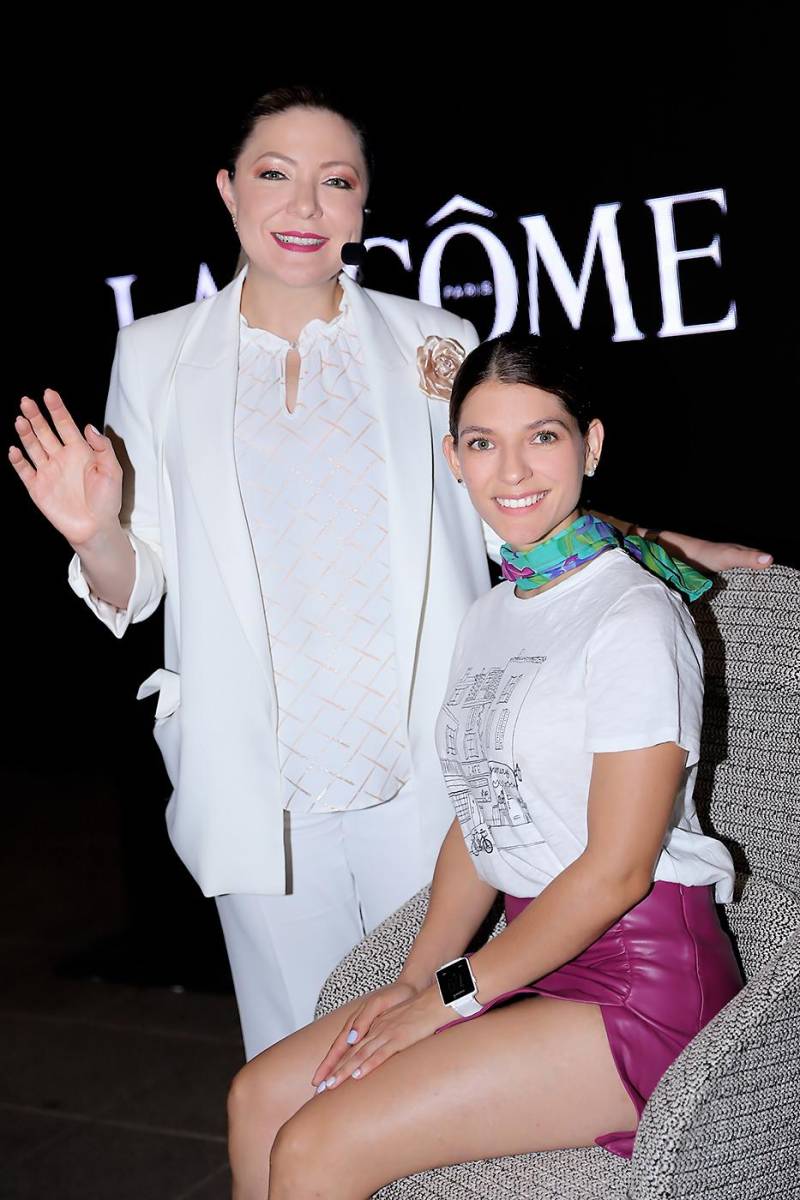Adriana Segura, Skin Expert de Lancome, realizó el ritual de belleza paso a paso con Sofía Clare