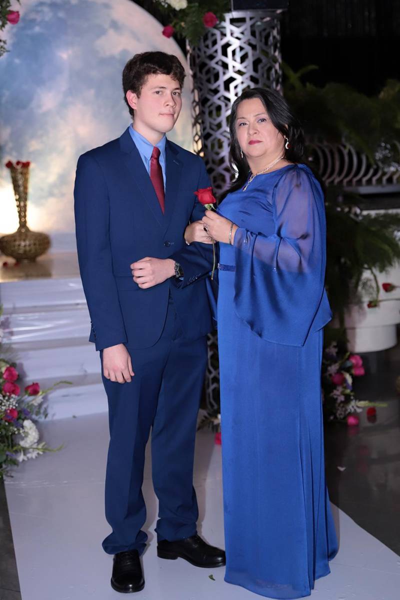 Desfile padres e hijos de la prom 2024 del Instituto San José del Carmen