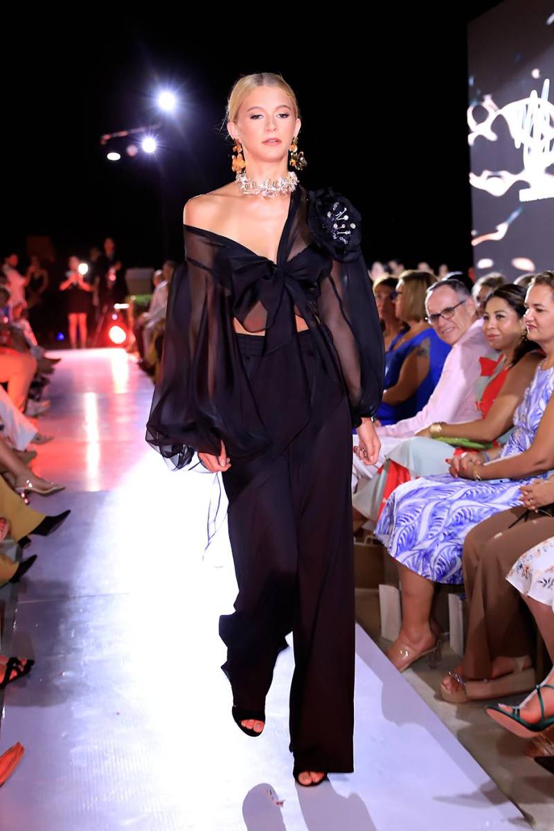 Mar de sombras by Miguel Chong en el Roatán Fashion Show 2025