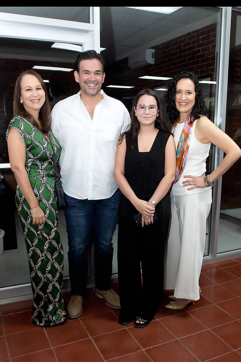 Stephanie Marinakys, Alberto Downing, Juliana Fernández y Gabriela Mossi.