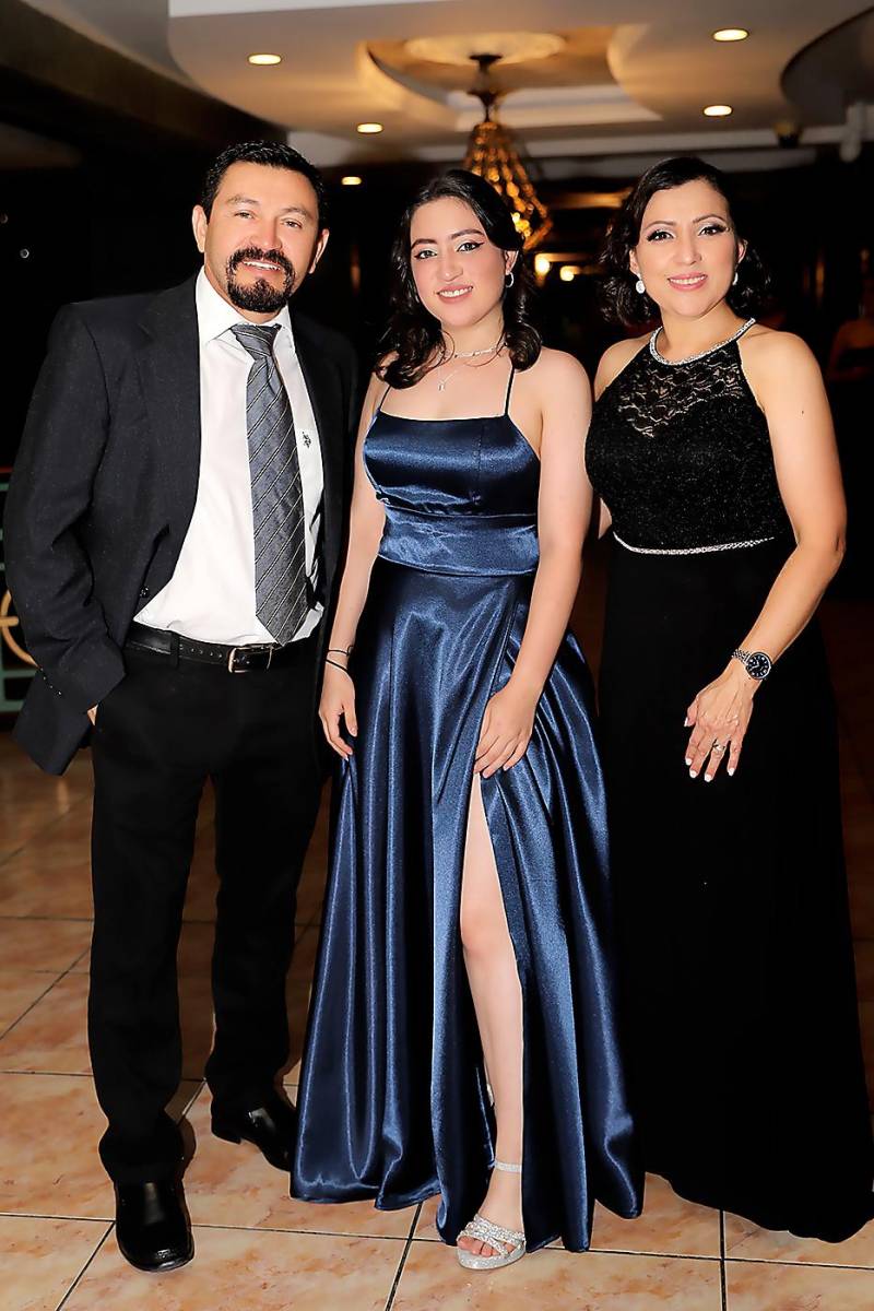 Carlos y Blanca Laínez con Roxana Solórzano