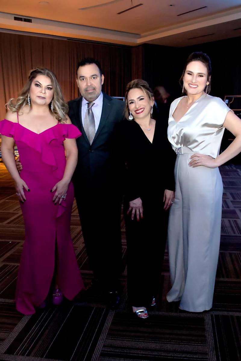 Laura y René Pedroza con Carmen y Araixa Ruíz