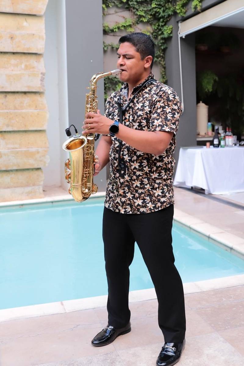 El saxofonista Luis Bustillo se encargó de animar la inolvidable velada.