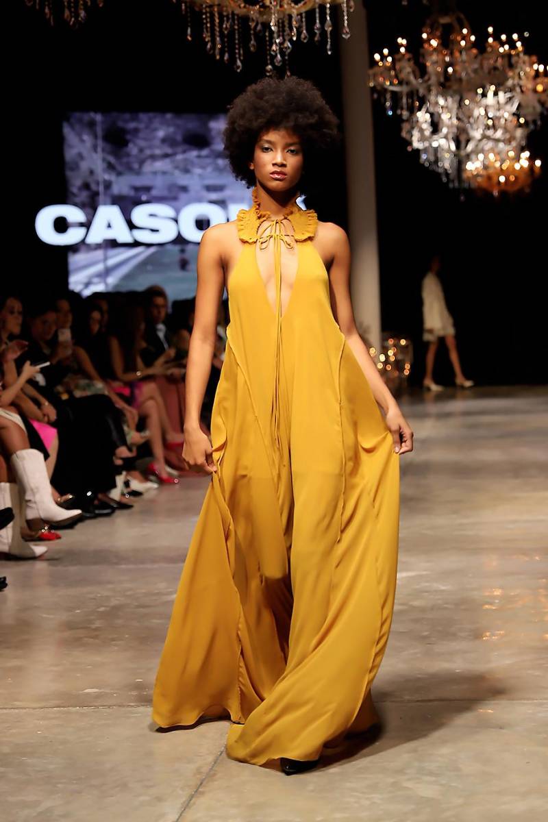 Vestido halter amplio y diáfano para los eternos días de verano