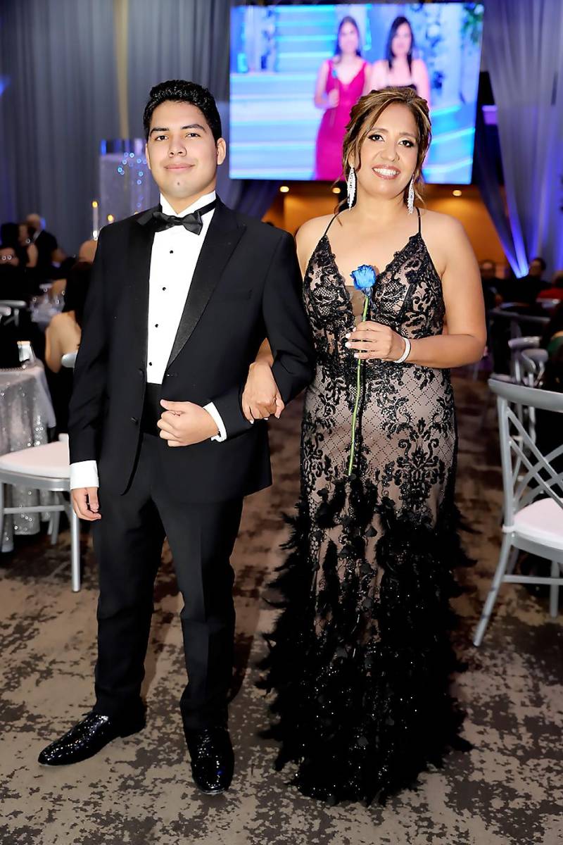 Alejandro Enrique Lorenzana Ordóñez con su madre Yesica Ordóñez 
