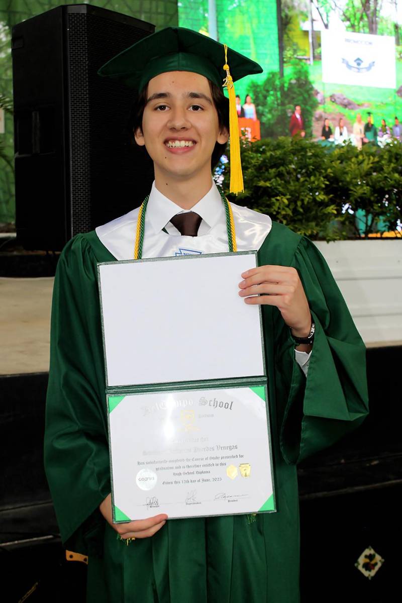 Santiago Paredes.