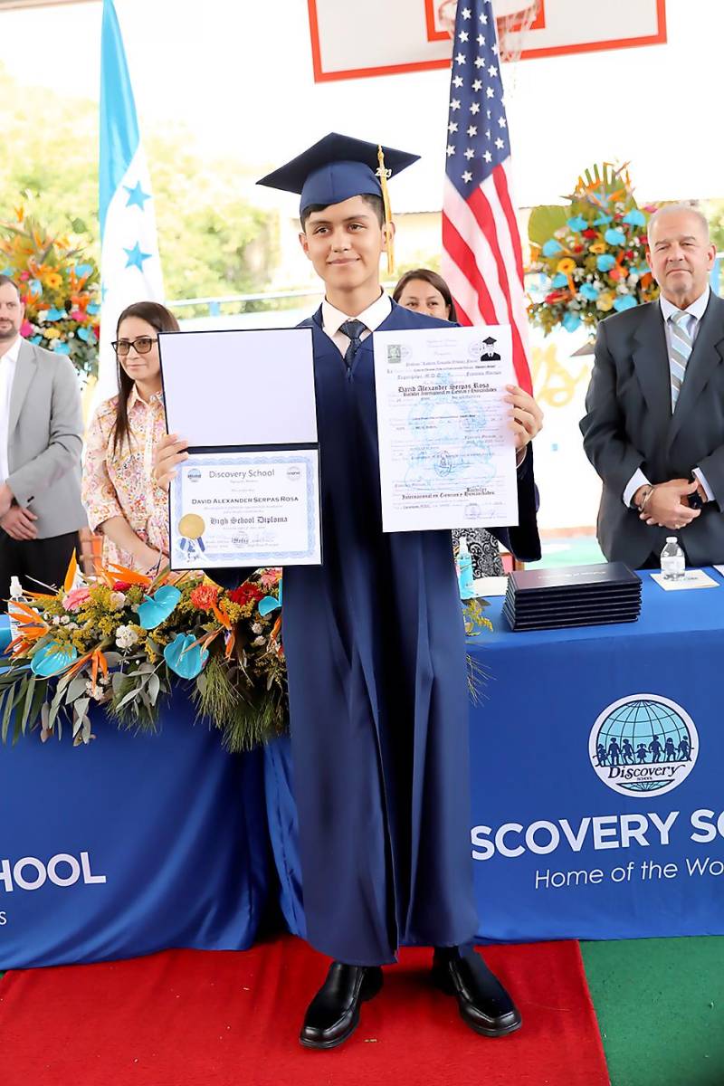 Entrega de títulos de Discovery School 2023