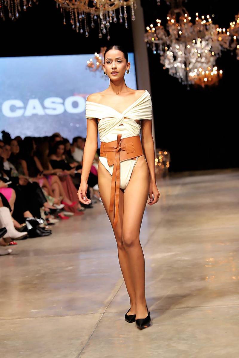 Casoná cierra con broche de oro BAC Estilo Moda 2024