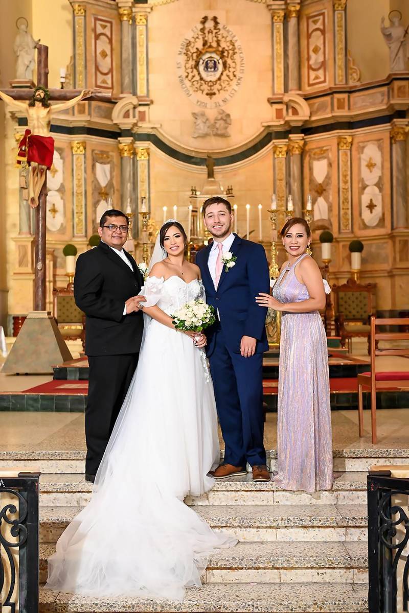 Los novios y sus padrinos de boda, Carlos Ochoa y Yessica Turcios