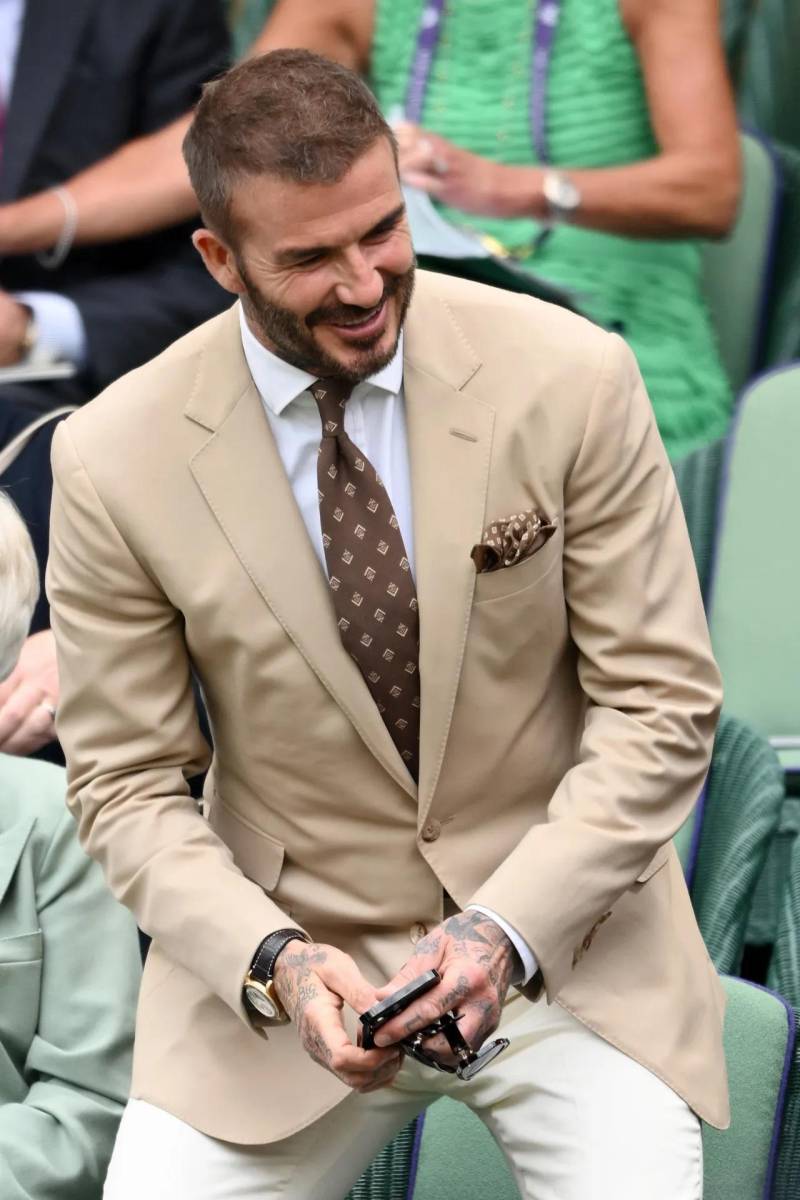 David Beckham eligió un elegante traje color crema para ocupar su asiento en las gradas el tercer día del torneo.