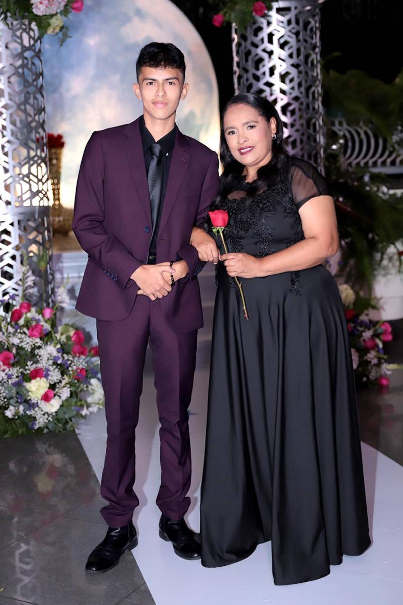 Desfile padres e hijos de la prom 2024 del Instituto San José del Carmen