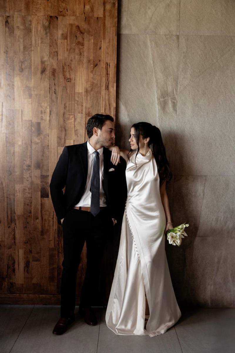 Memorable, íntima y llena de amor. Así fue la velada en la que Joana Bandy y Aldo Lanzas unieron sus vidas en una emotiva ceremonia civil, oficiada por el abogado Víctor Pineda. El exclusivo evento tuvo lugar en el elegante restaurante Cima en Plaza Los Próceres, donde los testigos de acta, Johnny Chahín y Martín Lanzas, firmaron para dar fe de este importante compromiso. Acompañados por sus seres queridos, los novios compartieron este momento especial con sus padres: Aldo José y Sandra Lanzas, Jorge Alejandro Bandy y Carmen Chahín, quienes fueron testigos del inicio de una nueva etapa en sus vidas.