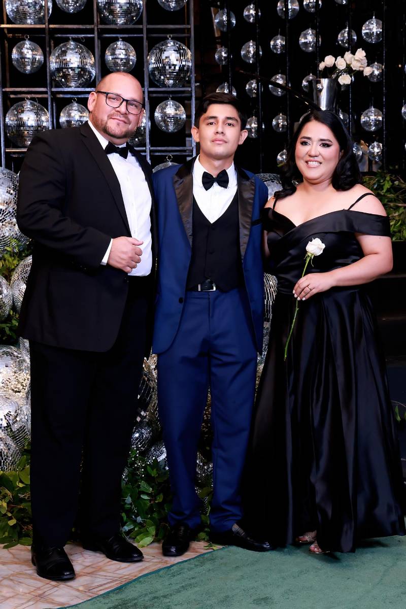 Carlos , Isaac Mejía con Ivonne Domínguez