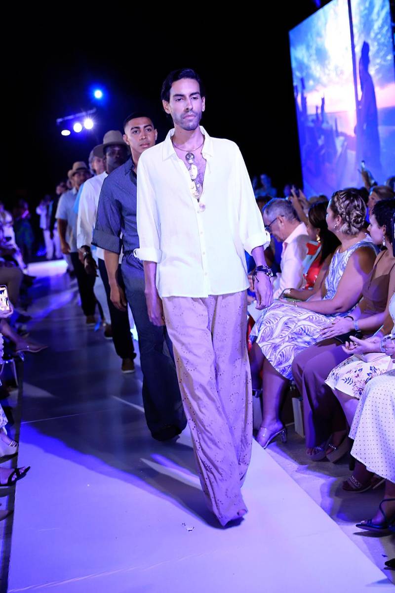 La pasarela de Roatán Vibes Boutique en el Roatán Fashion Show 2025
