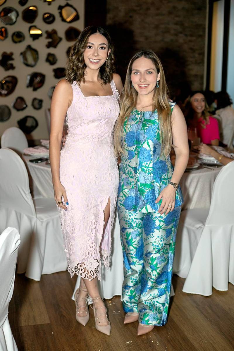 Angie y María Santos.