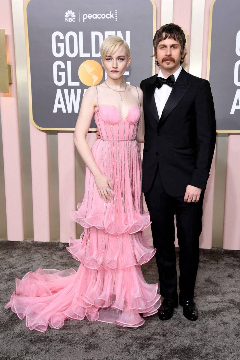 Julia Garner y Mark Foster