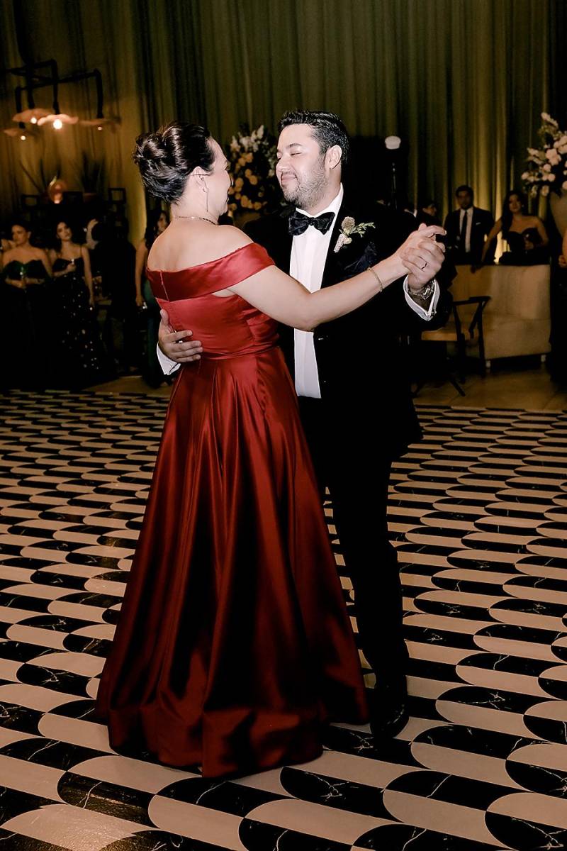Flor Castillo y su hijo Fernando Antonio Bustillo, al momento de bailar la canción “Just the way you are” de Billy Joel.