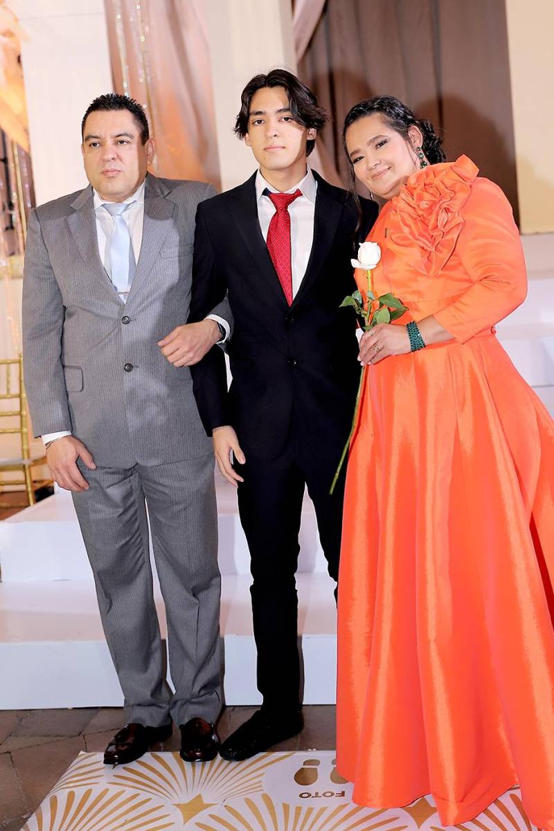 Gabriel Eduardo con sus padres Carlos y Sofía Banegas