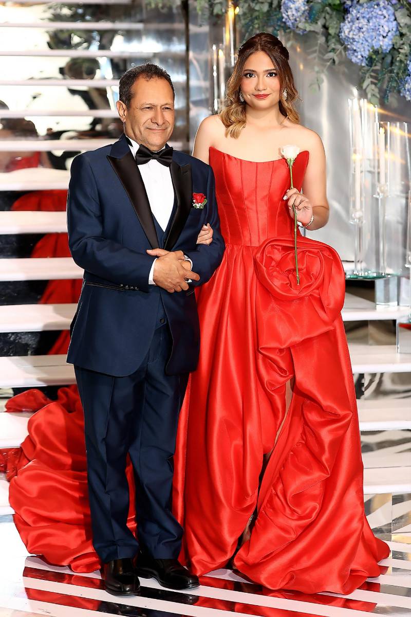 María Isabel Mejía Oliva con su padre Denis Mejía 