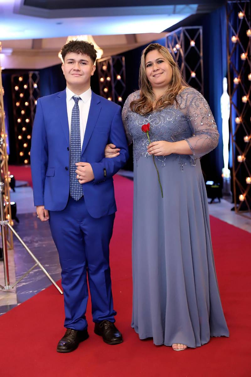 Desfile padres e hijos de la prom 2025 del Instituto San José del Carmen