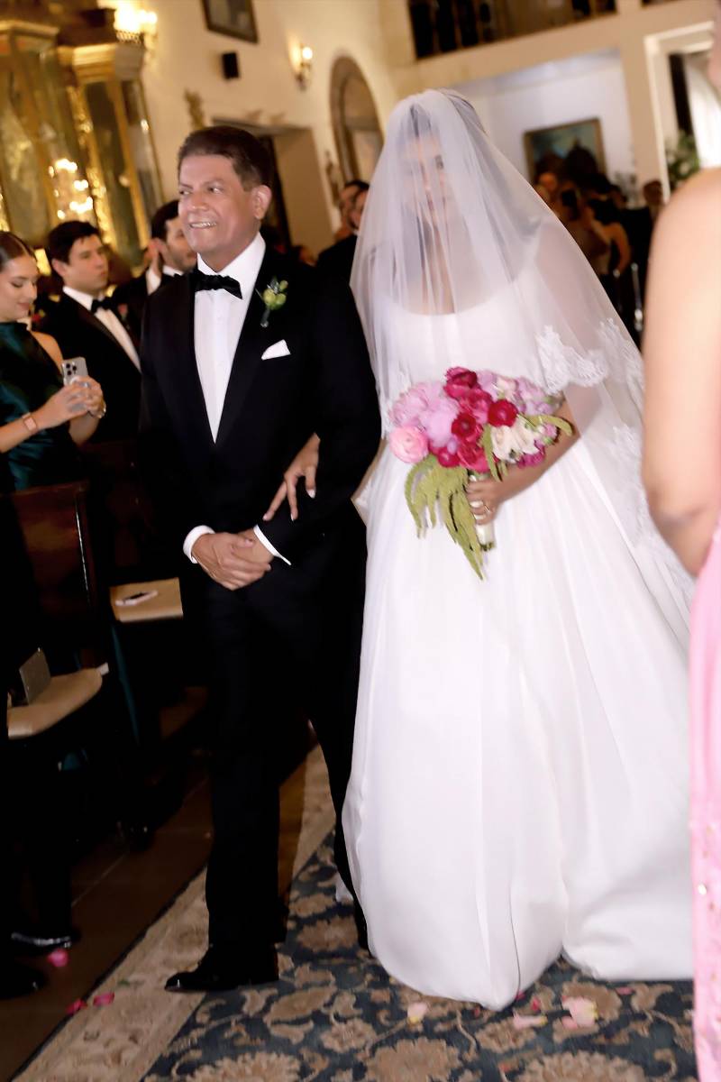 La novia del brazo de progenitor Iván Omar Lagos 