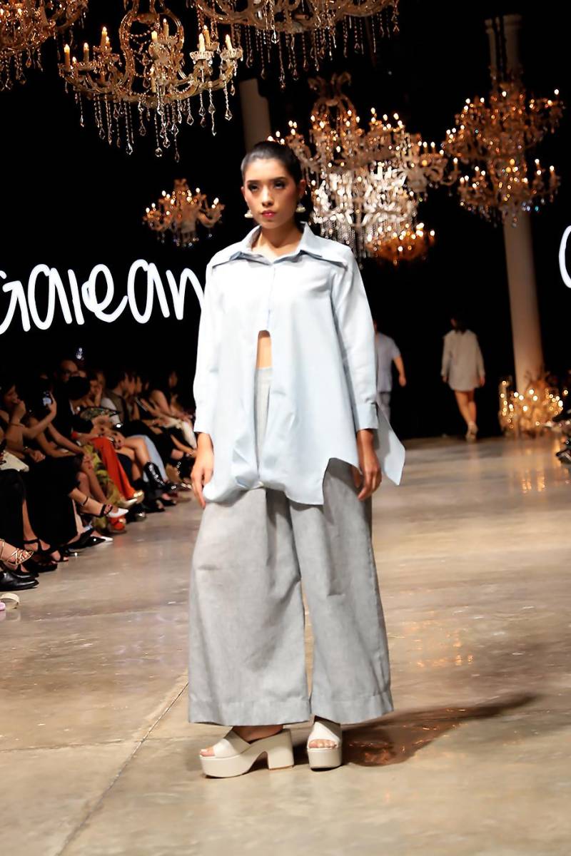 Los palazzo pants se llevan con camisas de cuellos amplios y cut outs inesperados
