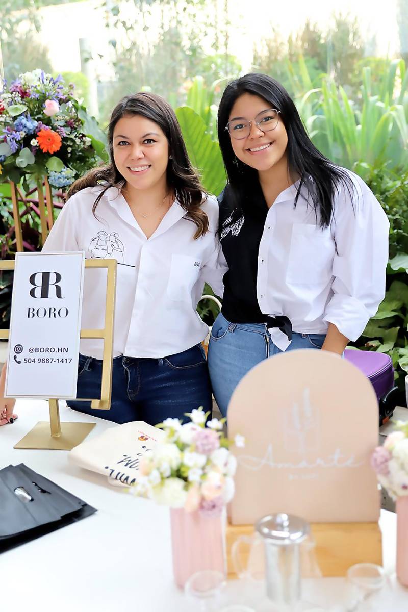 Leticia López con su hija Leticia Romero, emprendedoras de Boro que ofrece diseños lineales minimalistas plasmados en bordado o vinilo textil en t-shirts, button shirts y hoodies