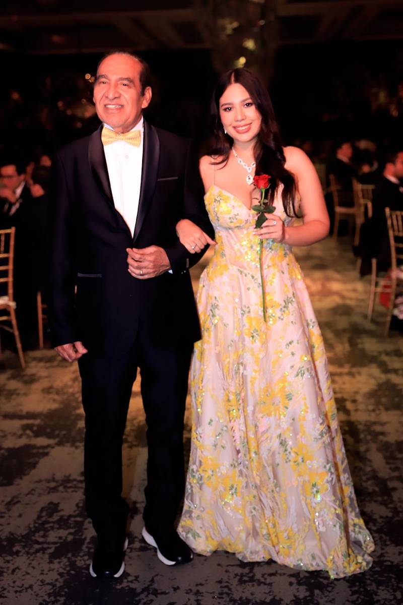 Desfile padres e hijos de la prom 2025 de DelCampo School