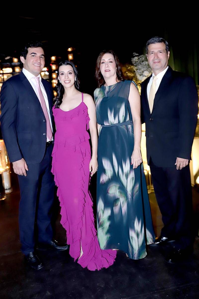 Roberto Ameglio con Vanesa, Claudia y Alex Rodríguez