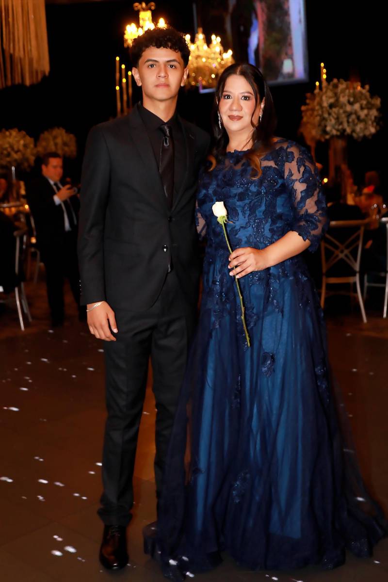 Leonel Claros y su madre Nadia Valle. 