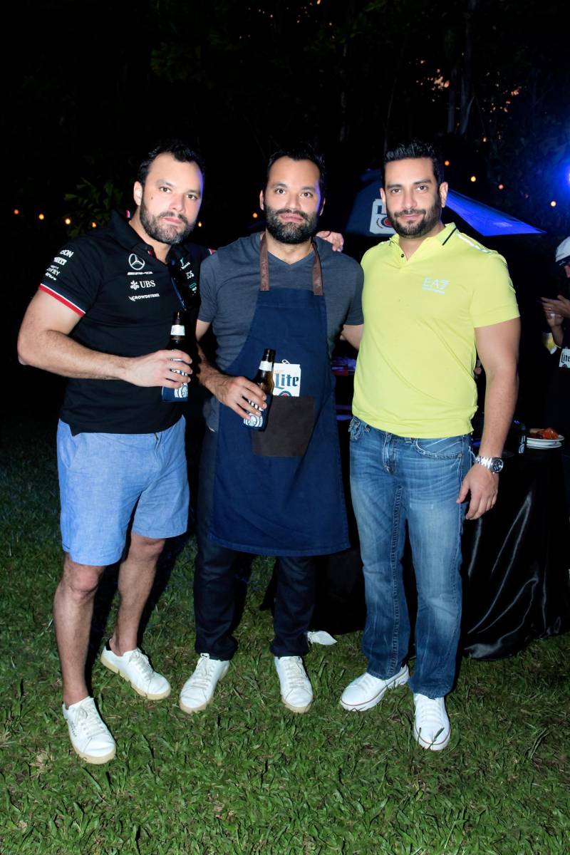 Santiago y Juan Carlos Robelo con Dennys Andino.