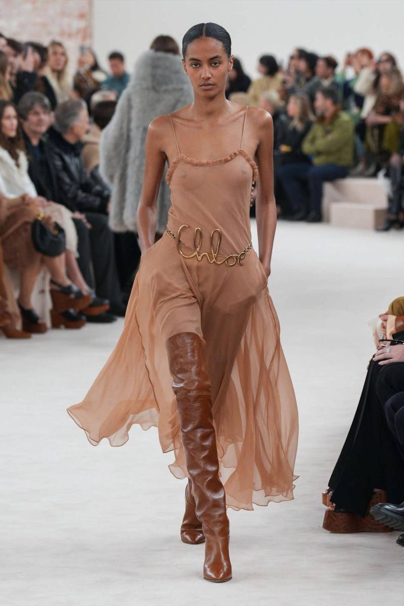 Los vestidos se centran en una gama tonal pastel.