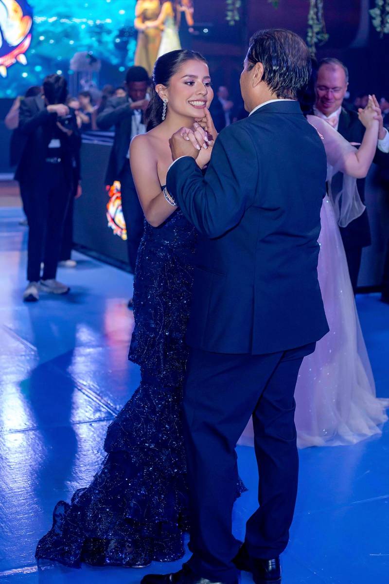 Desfile de Padres e Hijos en la gala de graduación de la Escuela Internacional Sampedrana 2026