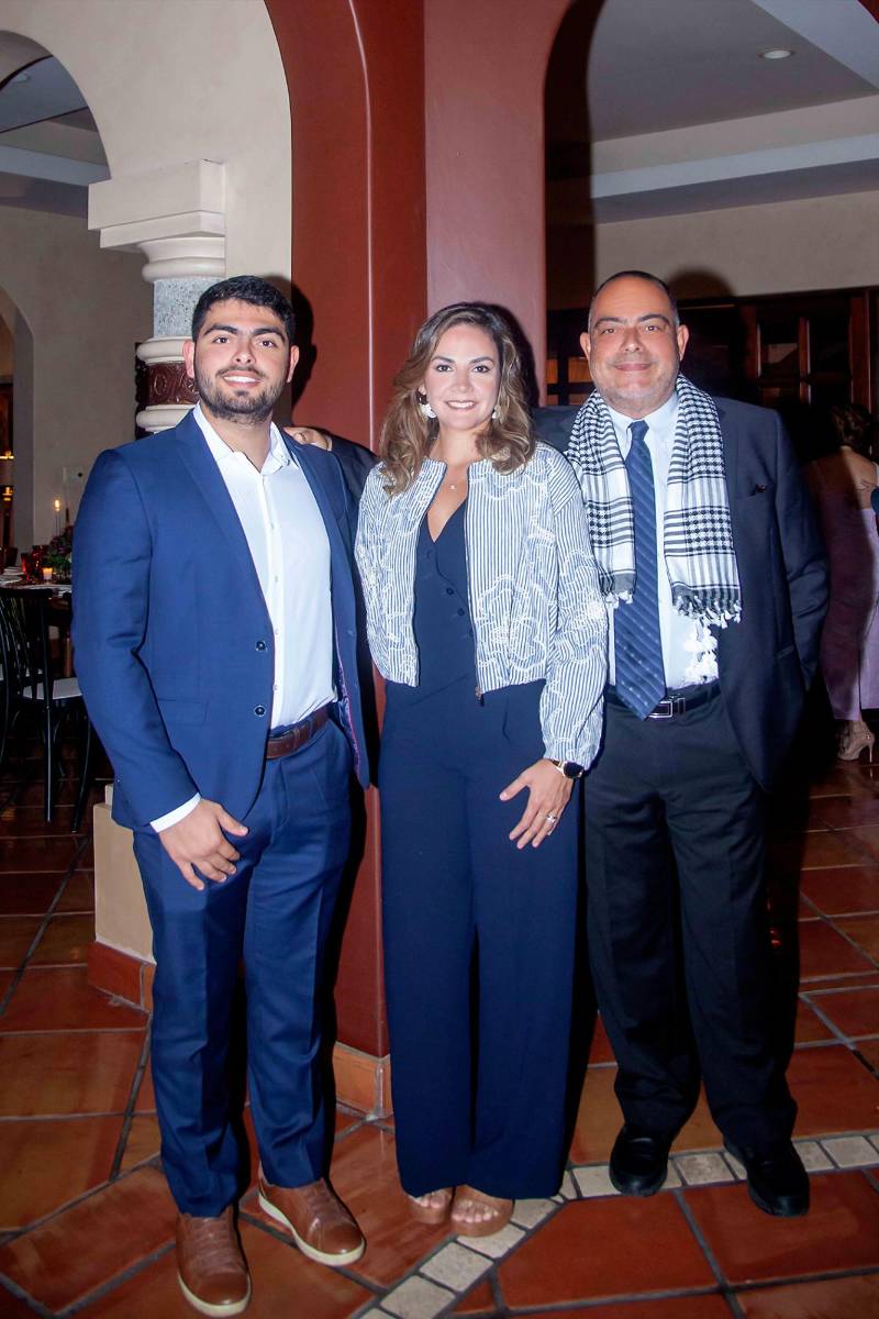 Majayin Comandari con Celia de Comandari y Majayin Comandari.