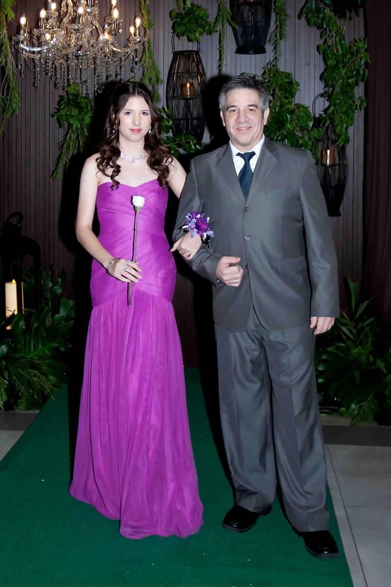 Emma Fiallos con su padre Roberto Fiallos. 
