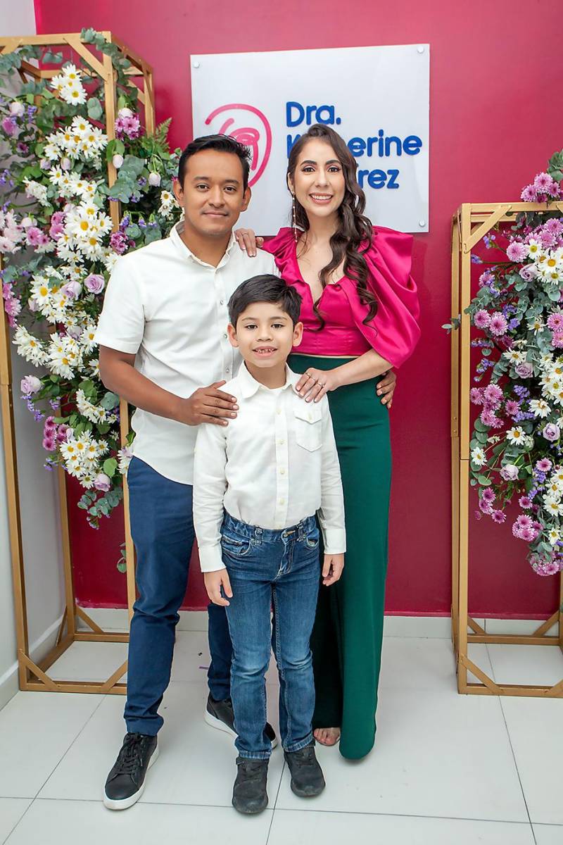 Carlos Mazariegos y Katherine Ramírez con su hijo Lucas.