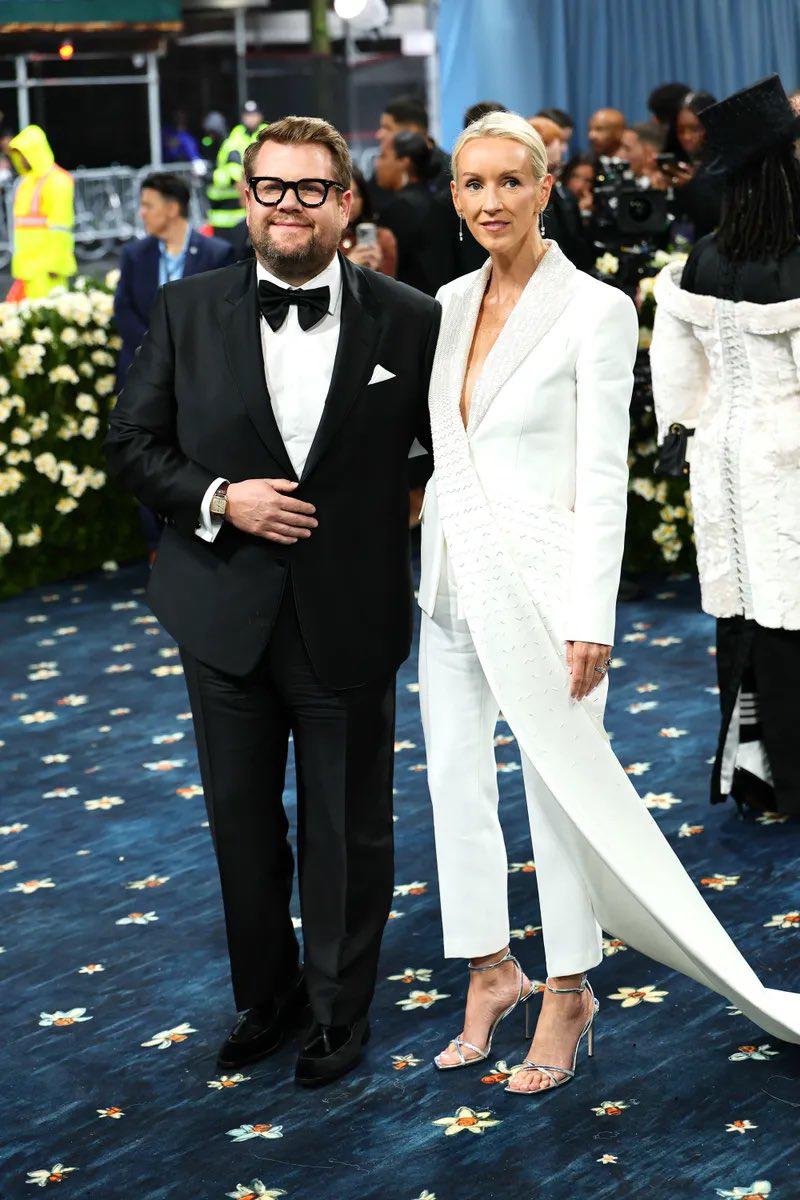 James Corden y Julia Carey.