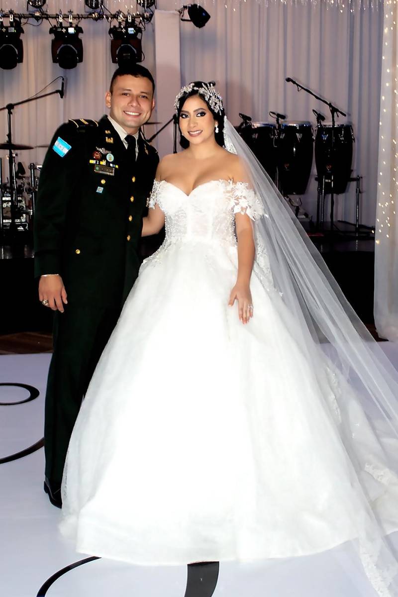 Los recién casados Carlos Fernando Interiano y Cindy Michelle Padilla.