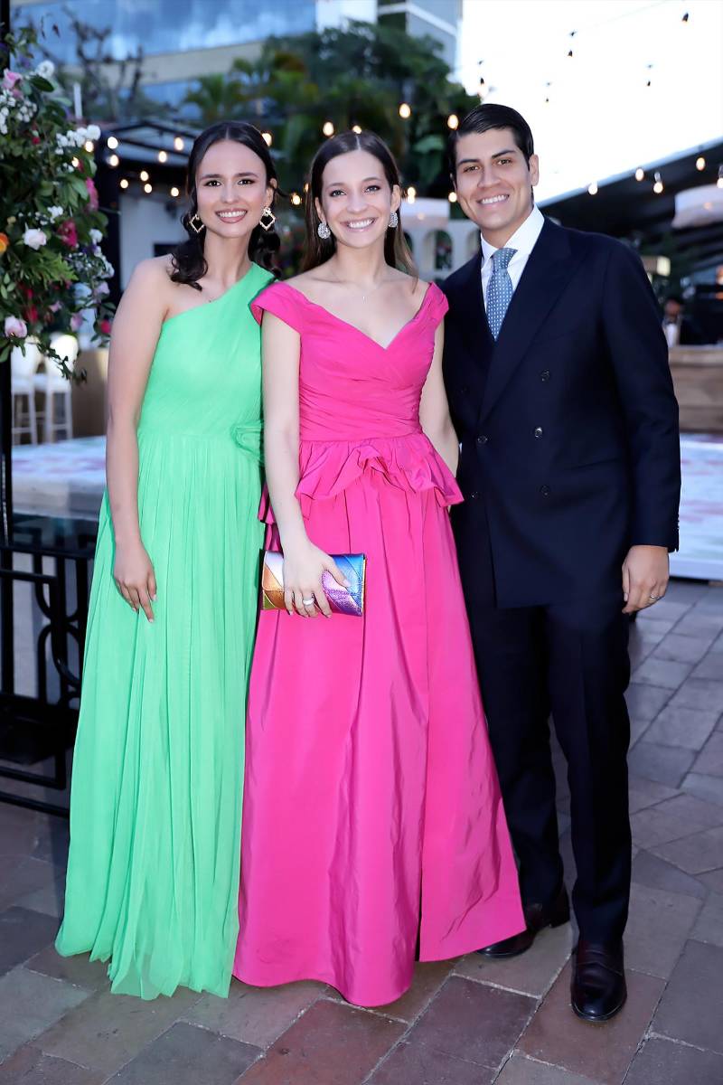 María Renee Rosales con Antonella y Antonio Lardizabal