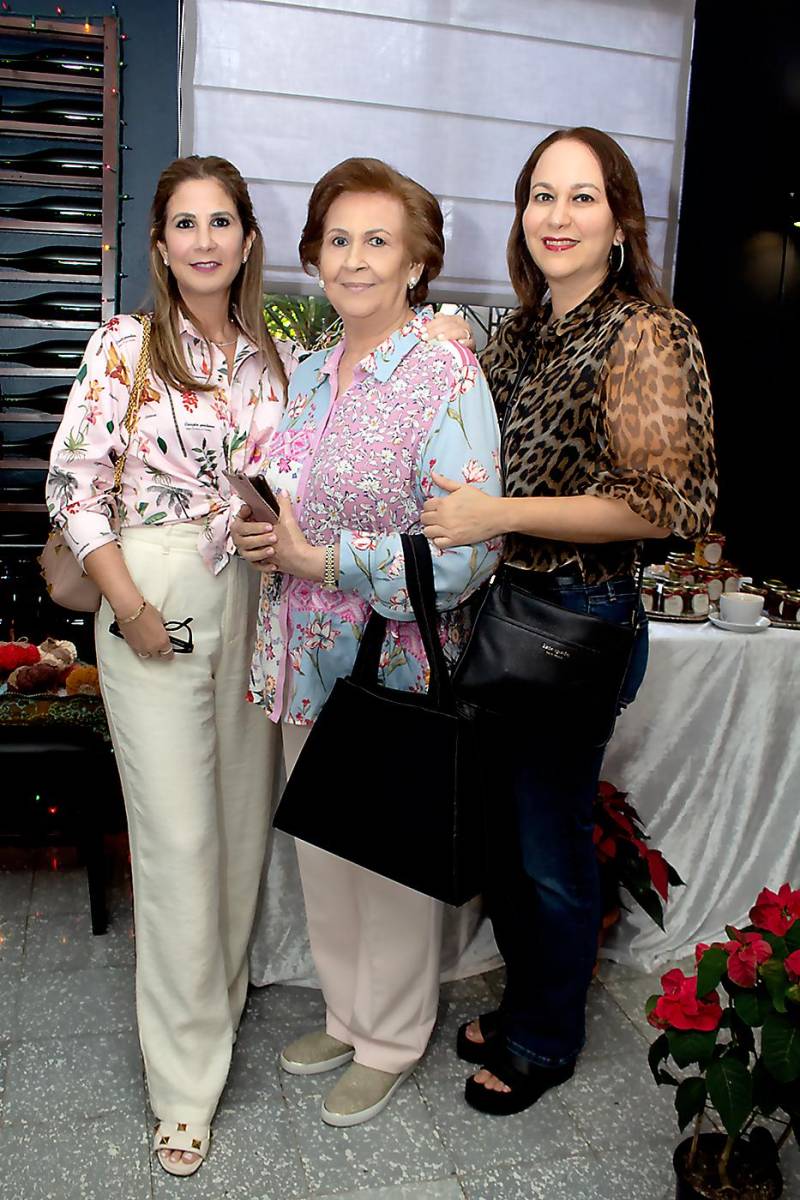 Alexia, Rosario y Stephanie Marinakys 