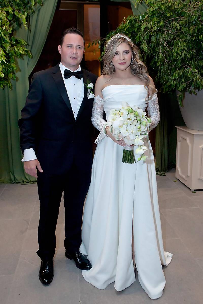 Los felices enamorados Dalto Barrosse y Annie Núñez el día de su boda.