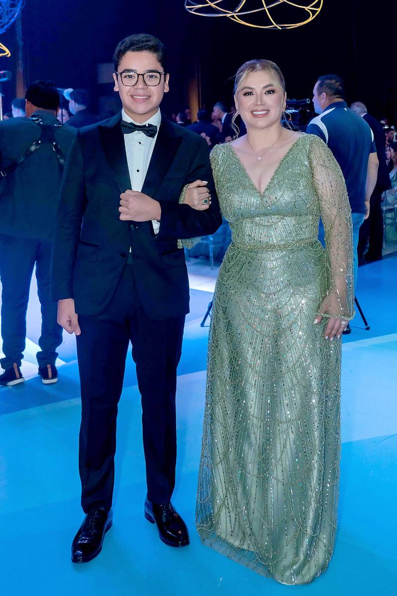 Desfile de Padres e Hijos en la gala de graduación de la Escuela Internacional Sampedrana 2026
