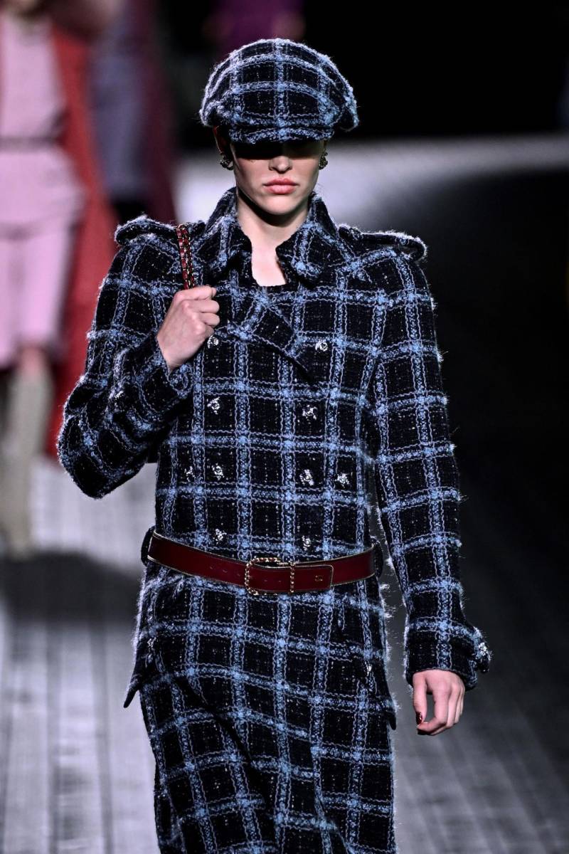 Virginie Viard también ofreció a sus clientas gabardinas con hombros anchos. Largos abrigos ceñidos sobre trajes de tweed, a veces en versión pantalones cortos, pantalones de peto o con sujeciones en la parte posterior.