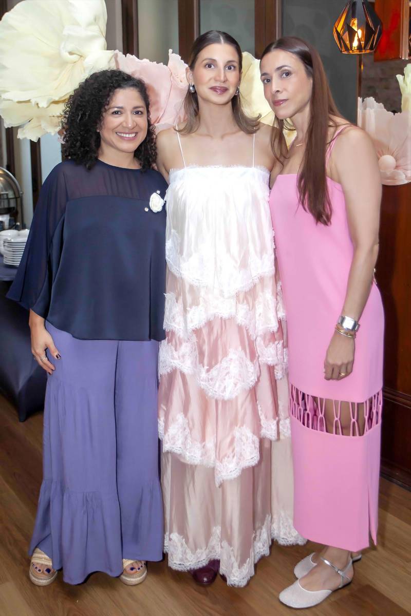 Allison Santos, Andrea Sadrzadeh y Alejandra Espinoza.