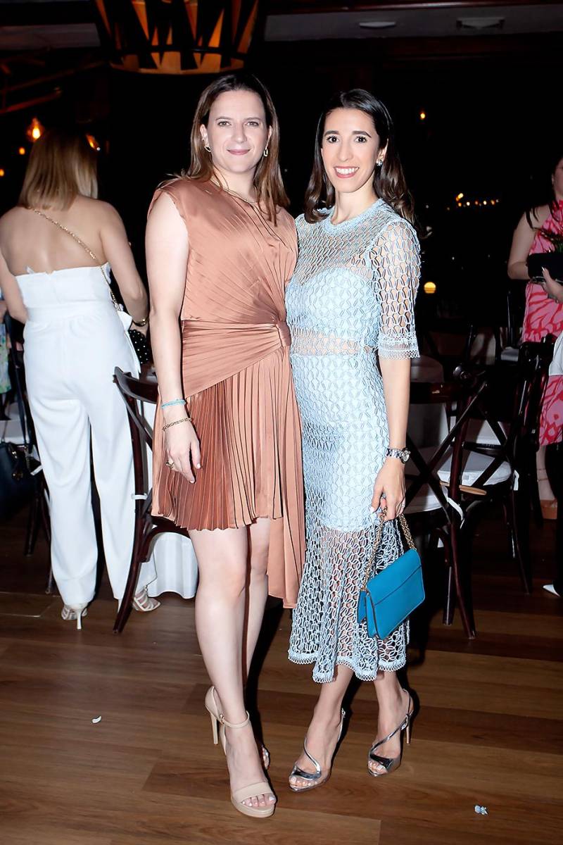 Gabriela Paz de Handal y Danaeé Collins.